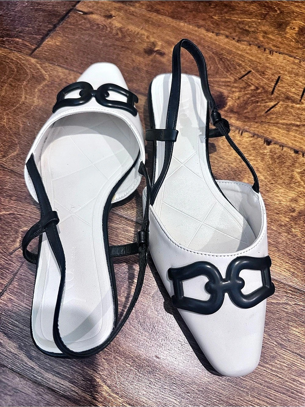 Pointed Toe Slingback Flats in White & Black Like New
